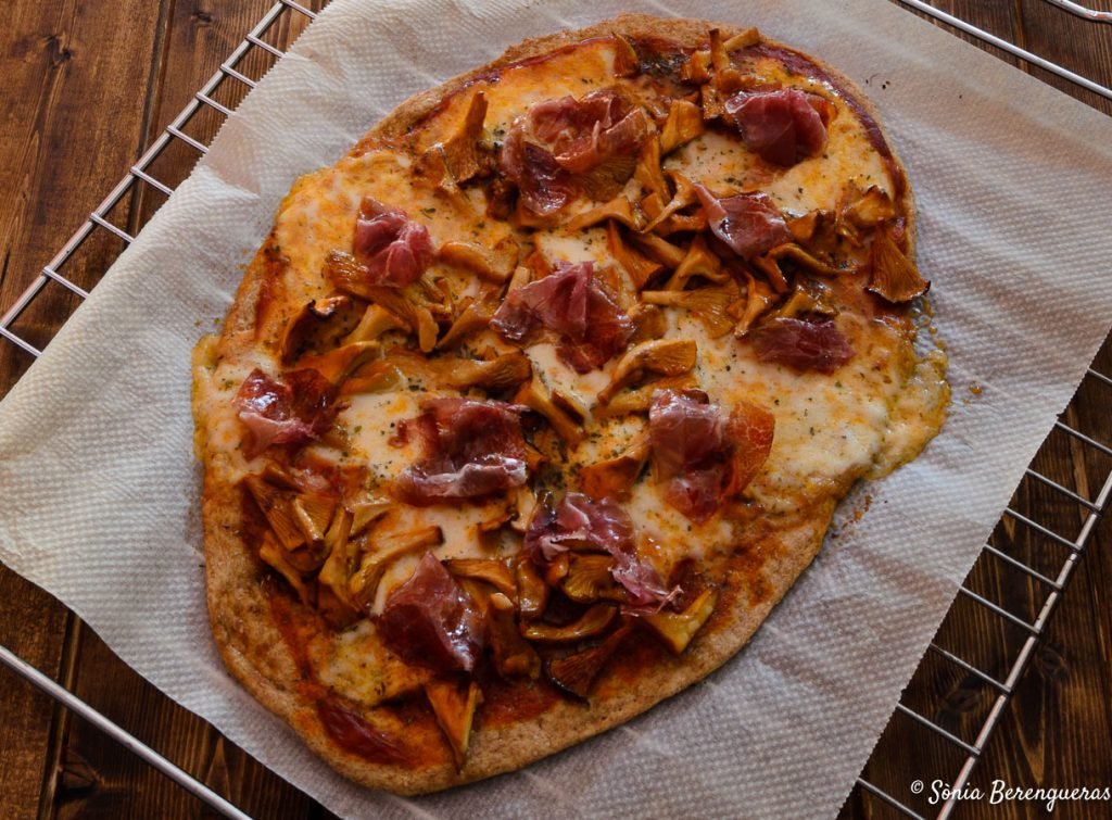 Pizza rossinyols i pernil destacada