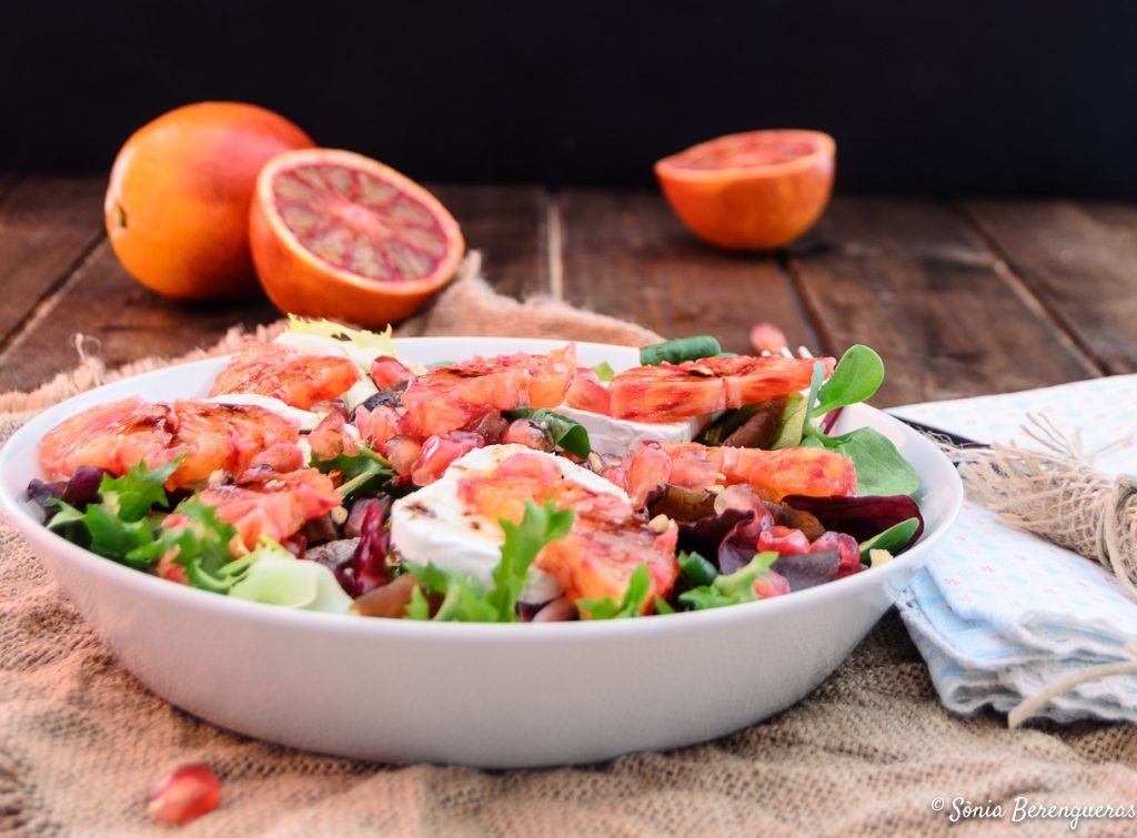 Amanida amb taronja sanguina destacada